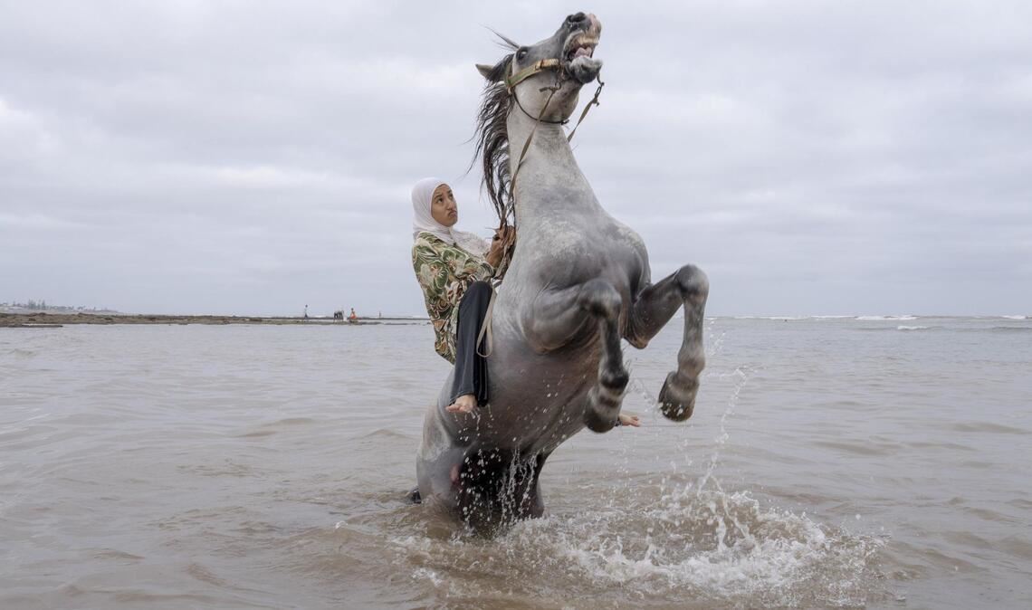 Chantal Pinzi hat eine Marokkanerin fotografiert, die die traditionelle marokkanische Reitkunst Tbourida beherrscht.