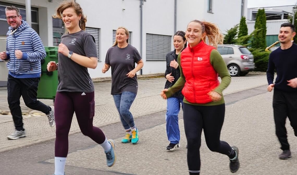 Chantelle Henn (vorne, li.) hat sichtlich Spaß mit ihrer Laufgruppe ...