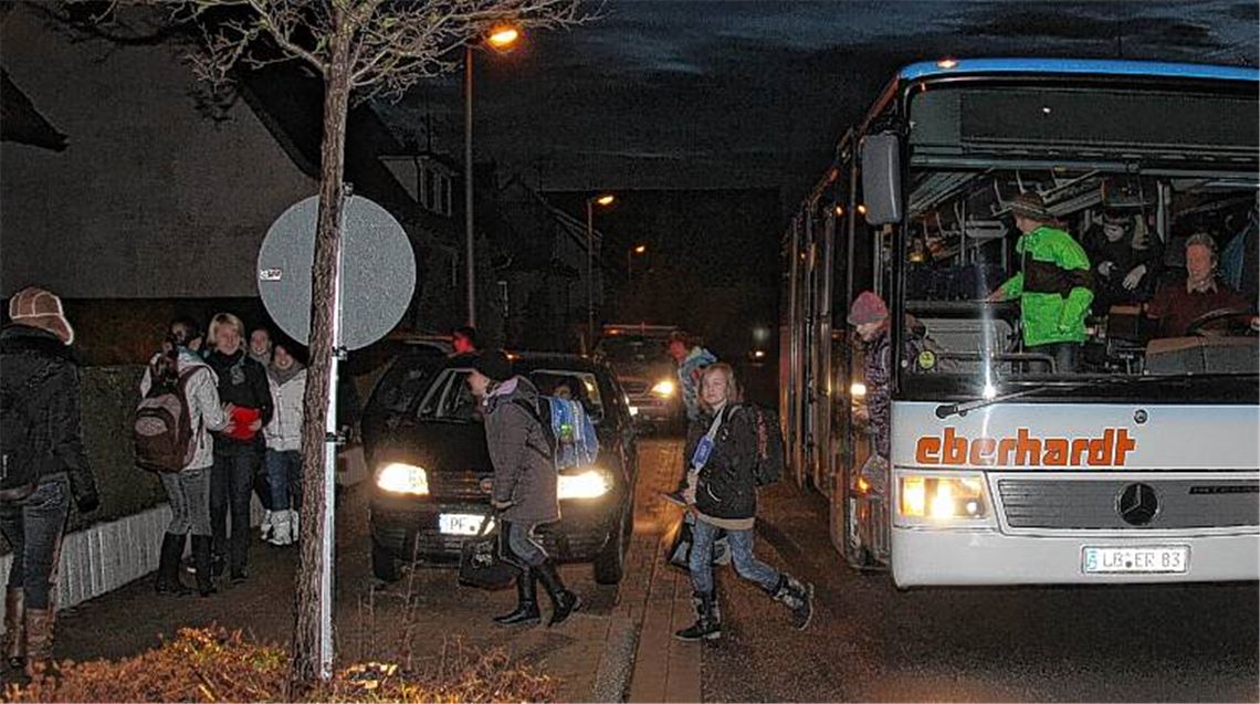 Chaos zum Schulbeginn in Illingen an der Banzhafstraße: Die Haltebucht (li.) ist als temporäre Bushaltestelle gedacht, mit absolutem Halteverbot für Pkws. Viele Eltern lassen hier jedoch „kurz“ ihre Kinder aussteigen, mit dem Ergebnis, dass der Bus auf der Straße halten muss und der Durchgangsverkehr dadurch in beide Richtungen blockiert ist. 