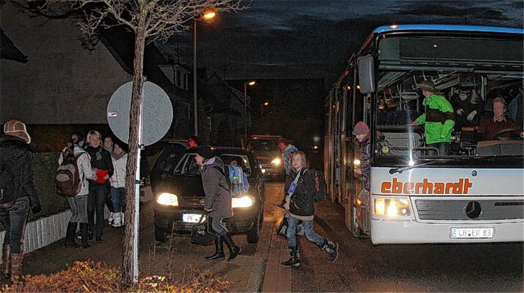 Chaos zum Schulbeginn in Illingen an der Banzhafstraße: Die Haltebucht (li.) ist als temporäre Bushaltestelle gedacht, mit absolutem Halteverbot für Pkws. Viele Eltern lassen hier jedoch „kurz“ ihre Kinder aussteigen, mit dem Ergebnis, dass der Bus auf der Straße halten muss und der Durchgangsverkehr dadurch in beide Richtungen blockiert ist. 
