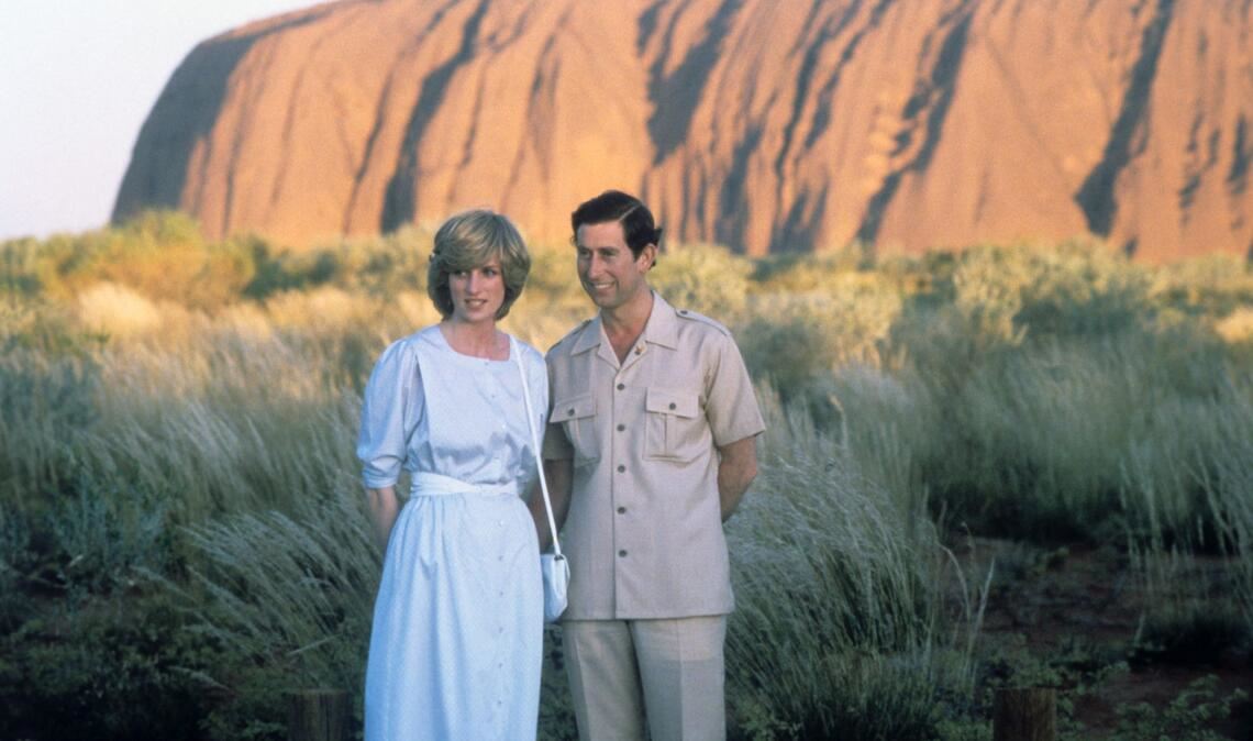 Charles und Diana besuchen 1983 Ayers Rock, den Heiligen Berg der australischen Ureinwohner. Australien war über Jahrzehnte «Diana-Land». Als die Ehe des Thronfolgers zerbrach und als Geschichten über Charles' heimliche Liebschaft mit Camilla ans Licht kamen, waren die Australier empört.