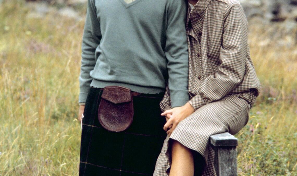 Charles und Diana posieren 1981 während ihrer Flitterwochen in Balmoras (Schottland).