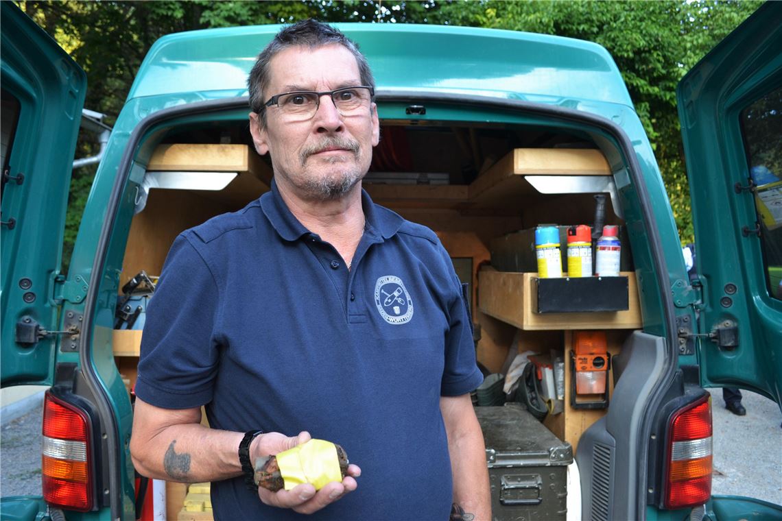 Kinder finden beim Spielen Handgranate aus dem 2. Weltkrieg - Kampfmittelbeseitigungsdienst rückt an