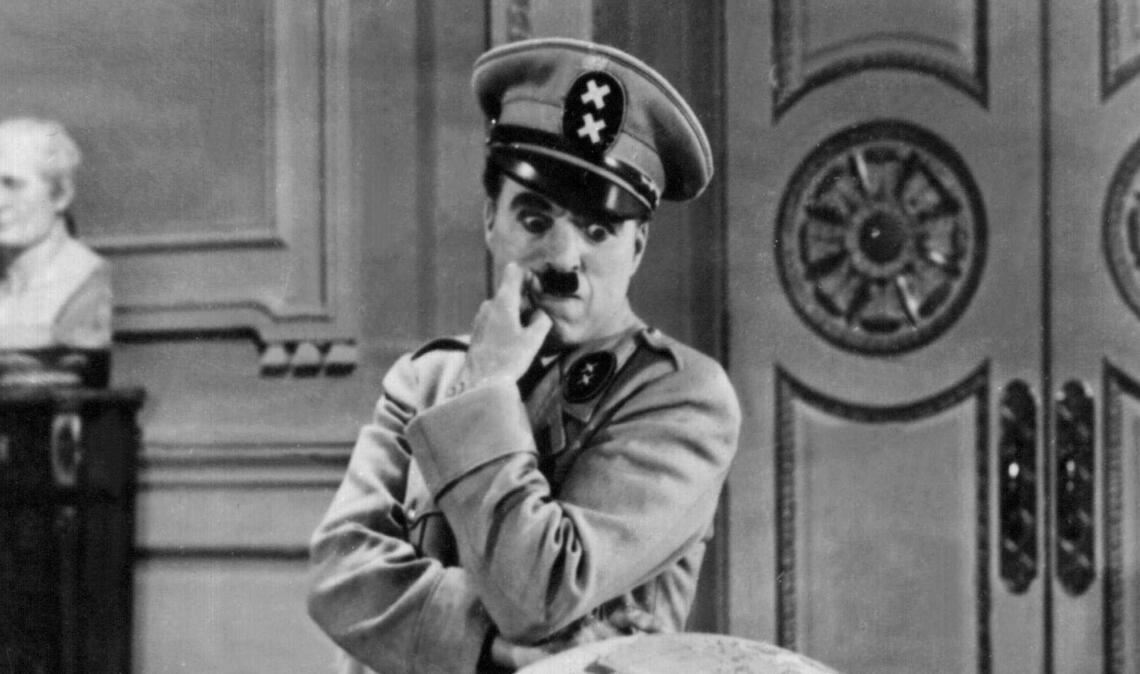 Charlie Chaplin beäugt in der Rolle des Adenoid Hynkel in der Hitler-Persiflage "Der große Diktator" von 1940 mit irrem Blick eine Weltkugel. Die Szene, in der er mit dem Globus verspielt tanzt, ist mit Wagner-Musik unterlegt. (Archivbild)