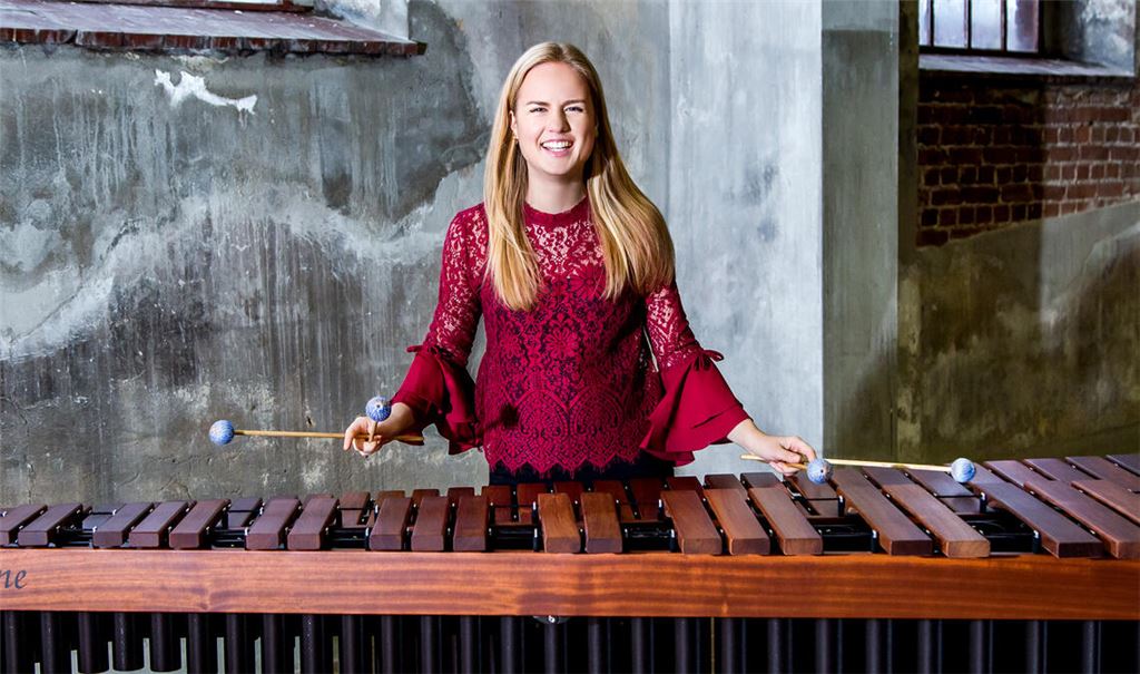 Charlotte Hahn bringt beim Adventskonzert unserer Zeitung die 60 Holzplatten ihres Marimbas artistisch zum Klingen. Foto: Johanna Wiechert