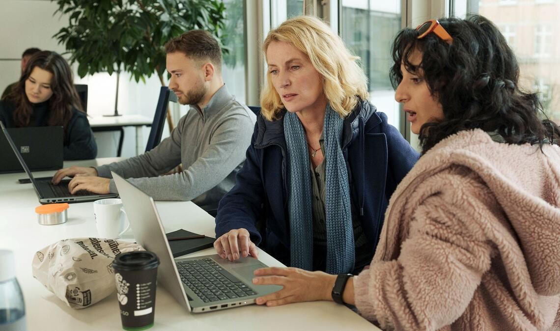 Charlotte Lindholm (Maria Furtwängler, 2.v.r.) zurück aus Göttingen im LKA Hannover – Hanna Elinsdottir (Safak Sengül, r.) weist die Kollegin ein.