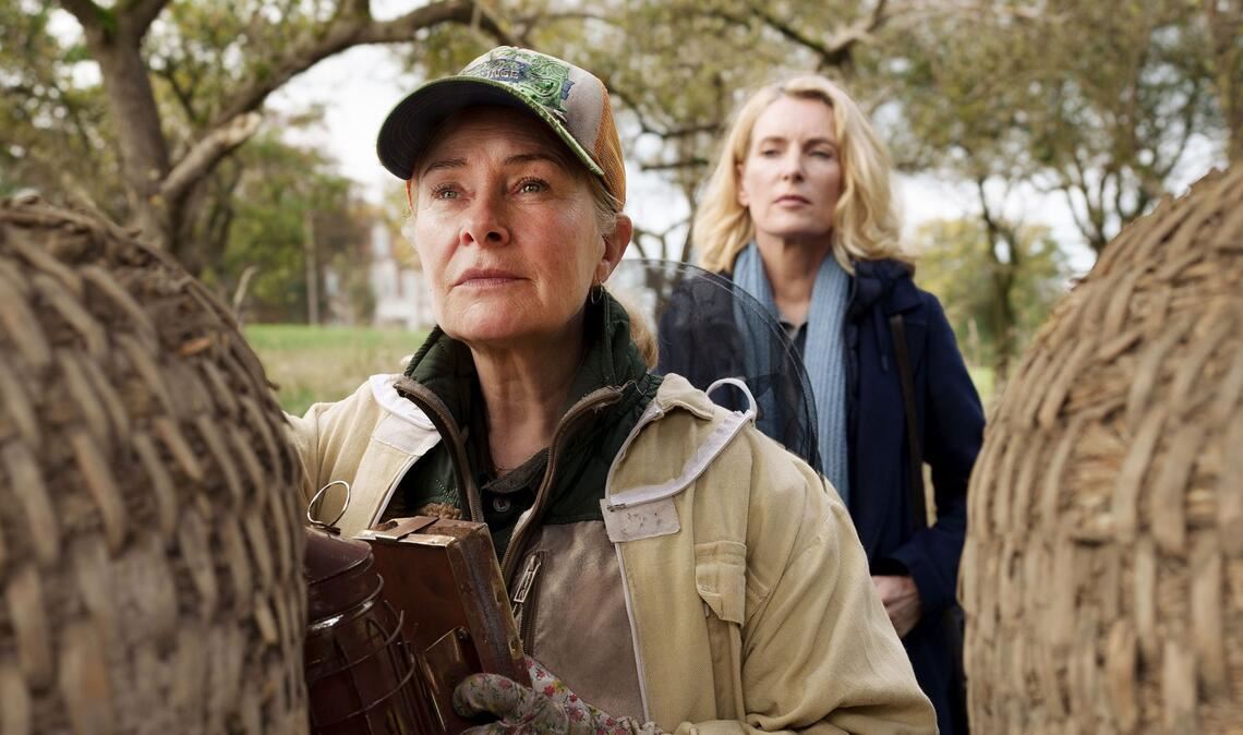 Charlotte Lindholm (Maria Furtwängler, r.) fühlt Biohof-Inhaberin Marlies Feldhusen (Lina Wendel, l.) auf den Zahn.