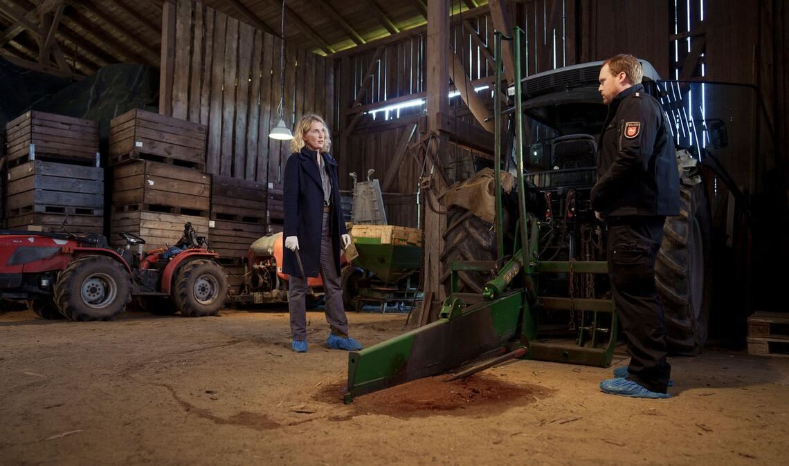 Charlotte Lindholm (Maria Furtwängler) und Olaf Gehrke (Ole Fischer) untersuchen den Heuballenschneider, durch den Hofmitarbeiter Victor ums Leben gekommen ist.