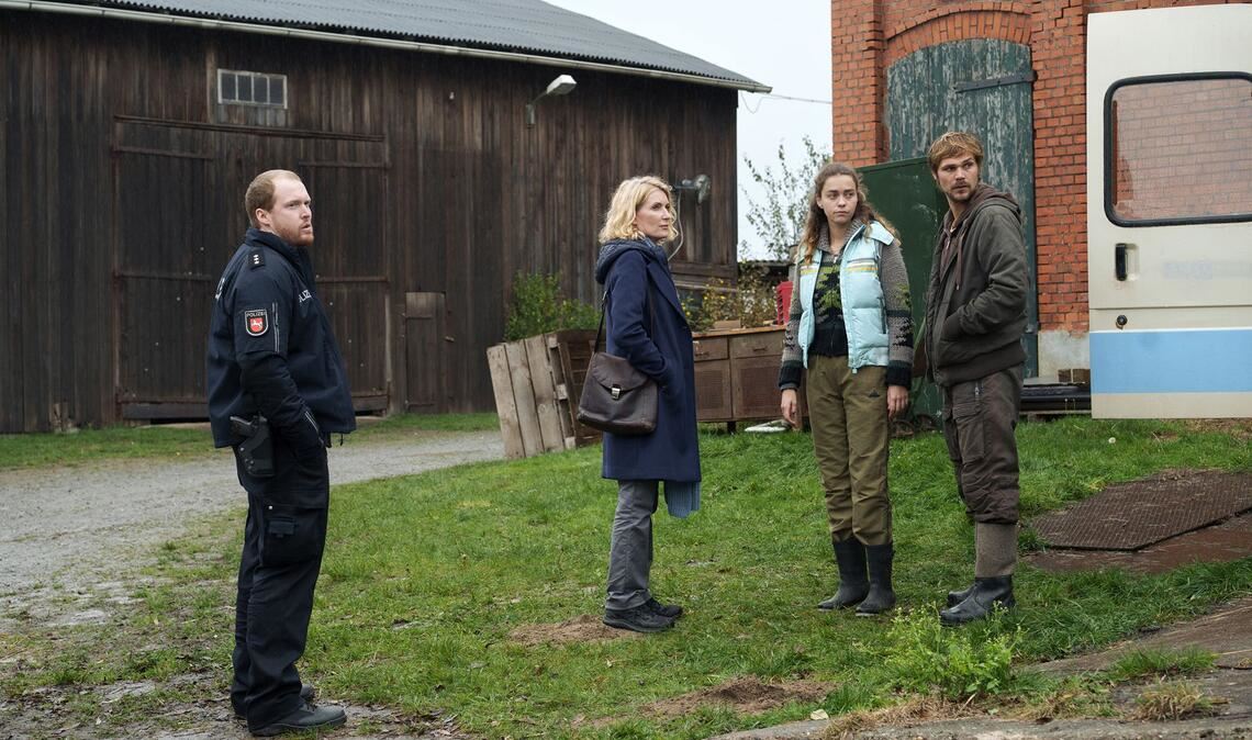 Charlotte (Maria Furtwängler, 2. v. l.) macht sich ein Bild von Familie Feldhusen, Bio-Apfelhofbetreiber: Frauke (Ronja Herberich, 2. v. r.) und Sven (Henning Flüsloh, r.), mit Ole Fischer (l.).