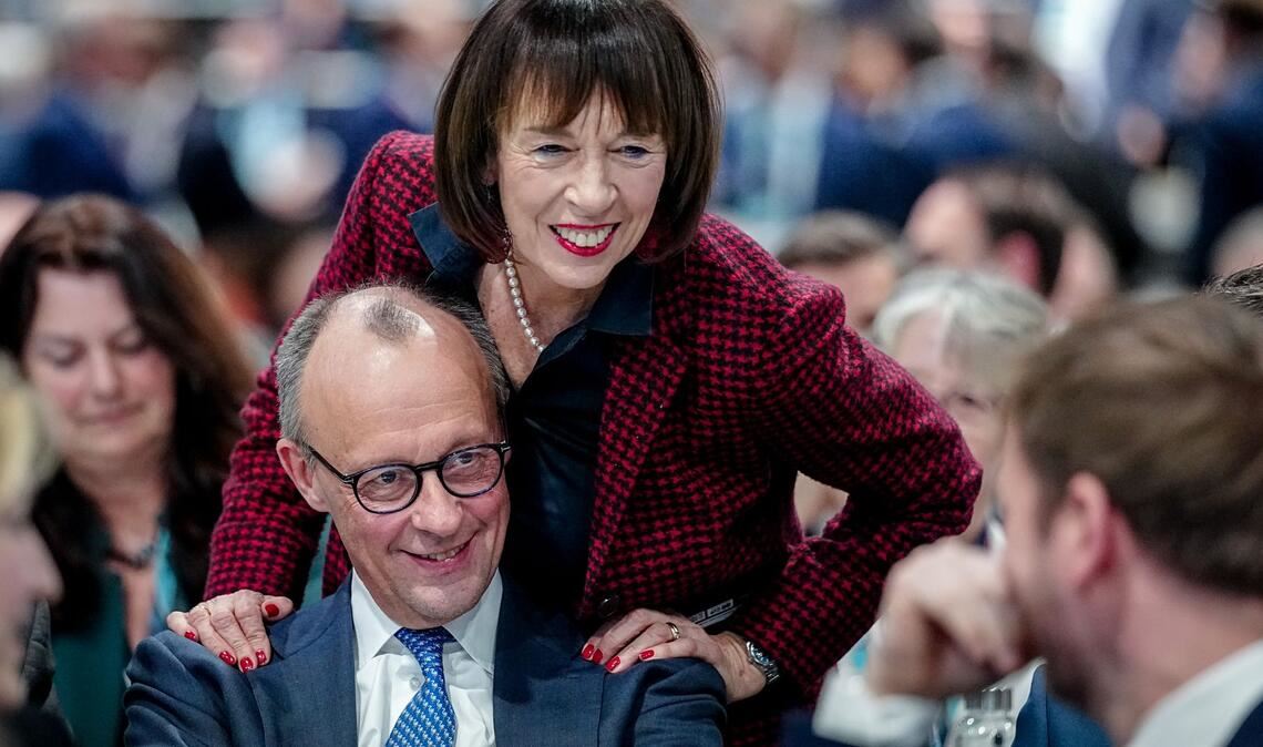 Charlotte Merz und Bundeskanzler Friedrich Merz, CDU-Parteivorsitzender, warten beim CDU-Bundesparteitag bei der Wahl des Bundesvorsitzenden auf das Ergebnis.