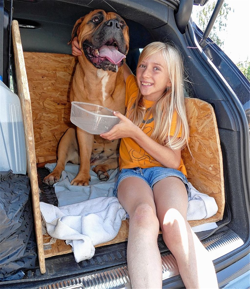 Gestresste Reisende machen Stau-Pause