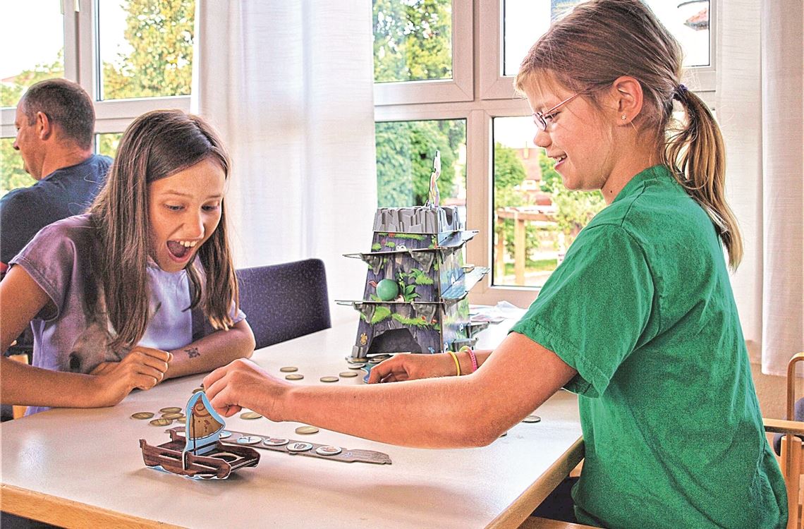 „Für mich sind Spiele ein Kulturgut“ Charlotte (li.) und Samantha haben Spaß beim Spiel „Rettet das Wackelei“. Foto: Filitz