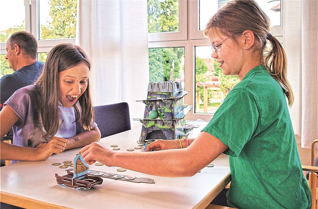 Charlotte (li.) und Samantha haben Spaß beim Spiel „Rettet das Wackelei“. Foto: Filitz