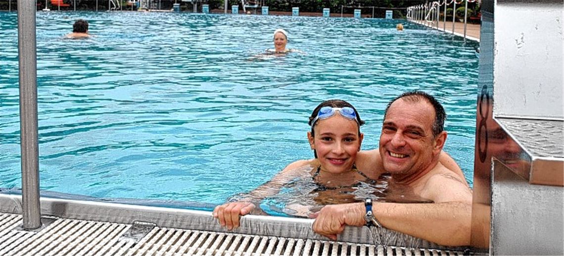 Charlotte und Bernhard Kaiser haben trotz des kühlen Wetters ihren Spaß am ersten Tag der Freibadsaison in Mühlacker. Fotos: Stahlfeld