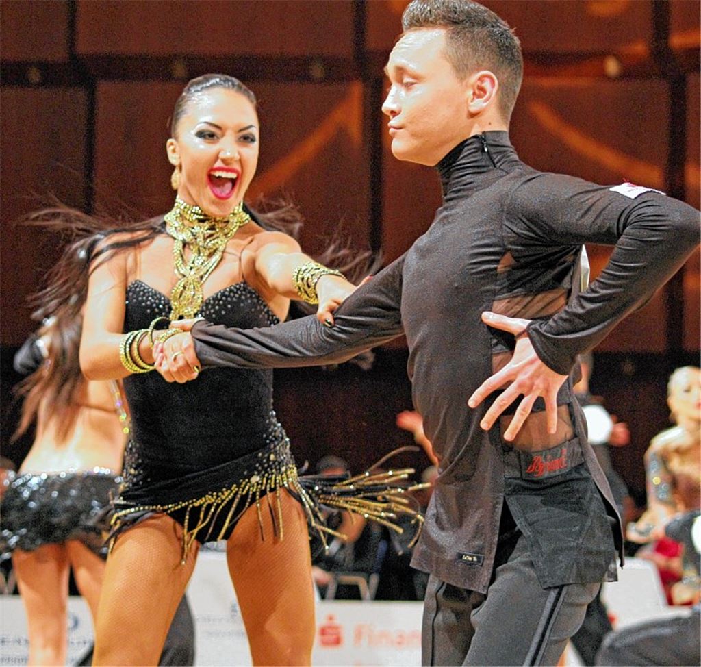 Charme, Energie und Feuer: Jan Janzen und Victoria Litvinova überzeugen acht von neun Juroren und tanzen in Pforzheim zielstrebig nach ganz oben auf das Siegertreppchen beim 31. Internationalen Jugendturnier in den Lateintänzen.