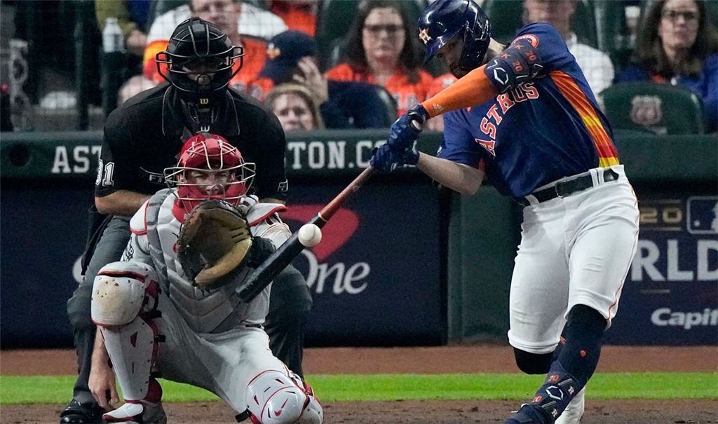 Chas McCormick von den Houston Astros schlägt einen Single während des vierten Innings.
