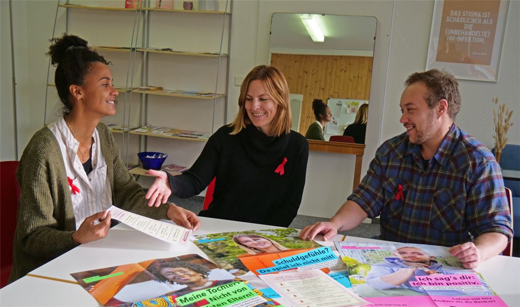 Chawanna-M. Keil, Claudia Jancura und Caleb Davis von der Beratungsstelle der Aidshilfe Pforzheim (v.li.) wissen, wie wichtig das Thema HIV auch heute noch ist. Deshalb wollen sie die Öffentlichkeit mit gezielten Aktionen weiter sensibilisieren. Foto: Friedrich