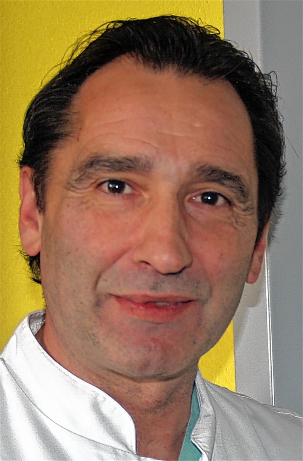 Chefarzt Dr. Erhard Kirschbaum reist nach Afrika