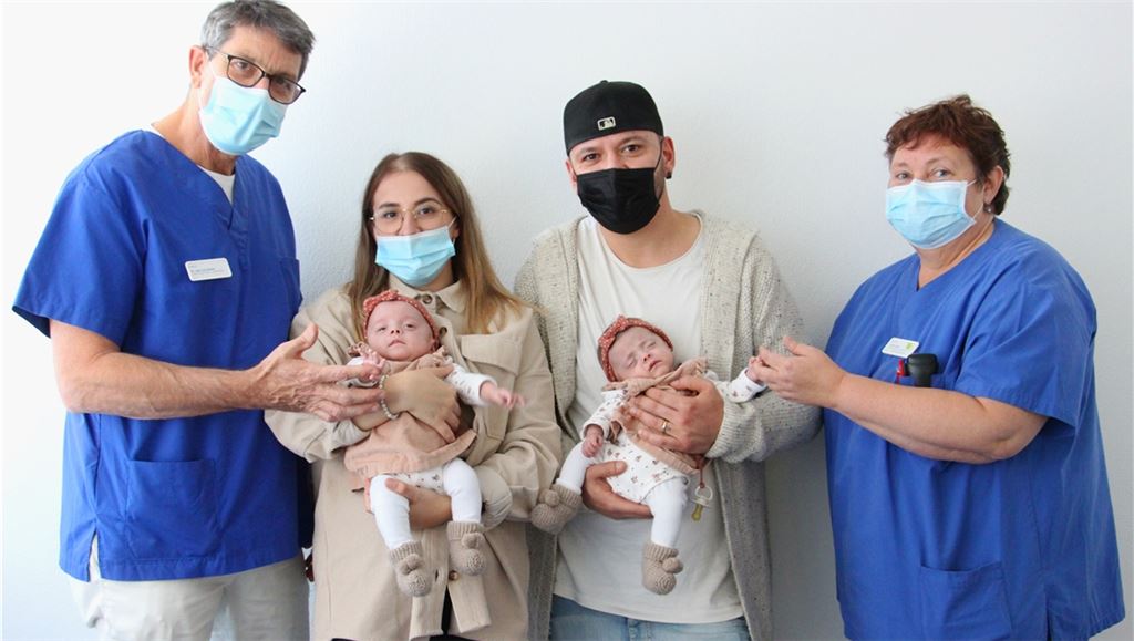 Chefarzt Dr. Kai Siedler (v.li.), Mama Calogera, Papa Ajnur und Heike Bitzer (Elternberatung) freuen sich über die Entwicklung der Frühchen Maria und Valeria. Foto: Christina Schwara