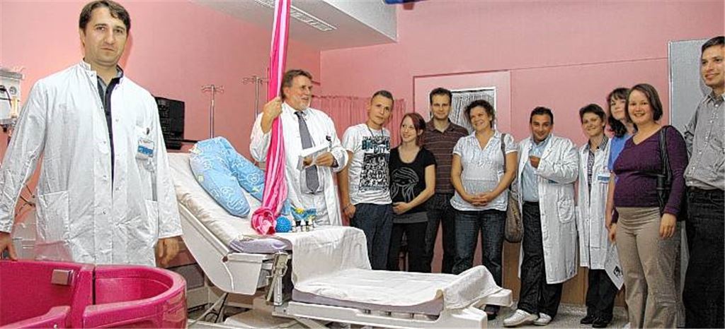 Chefarzt Dr. Ulrich Steigerwald (2.v.li.) zeigt werdenden Eltern die Entbindungsräume in der Klinik Mühlacker. Foto: Recken