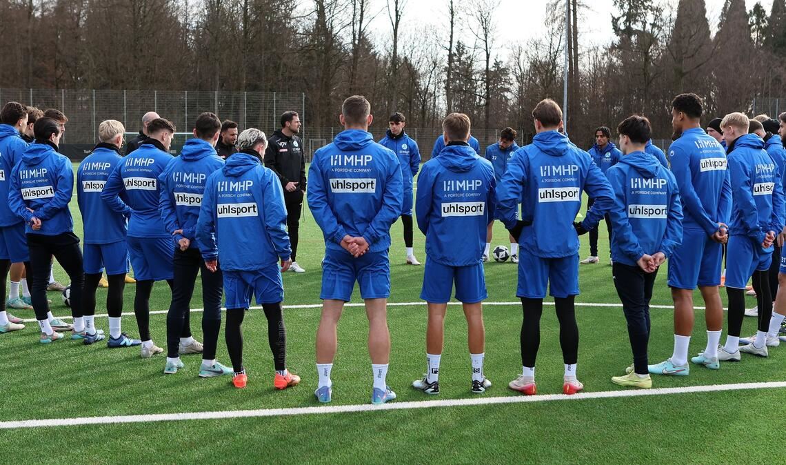Cheftrainer Marco Wildersinn bei der ersten  Ansprache vor der Mannschaft auf dem Platz.