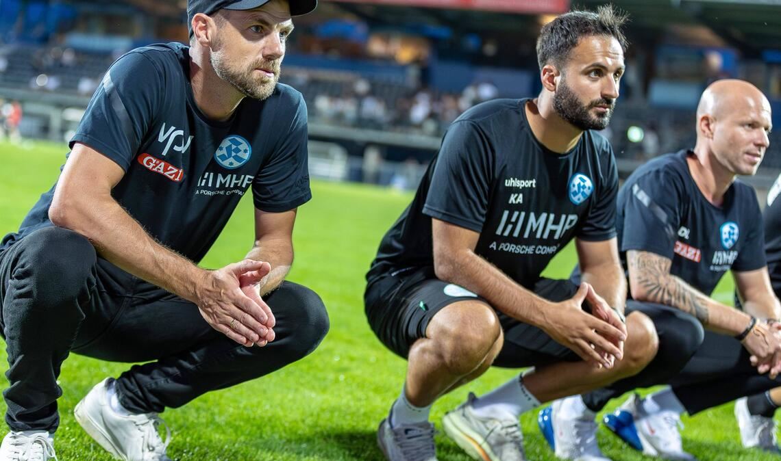 Cheftrainer Marco Wildersinn und seine Assistenten Kerem Arslan und Daniel Lang (v.li.) nach dem Sieg in Aalen vor den Kickers-Fans.