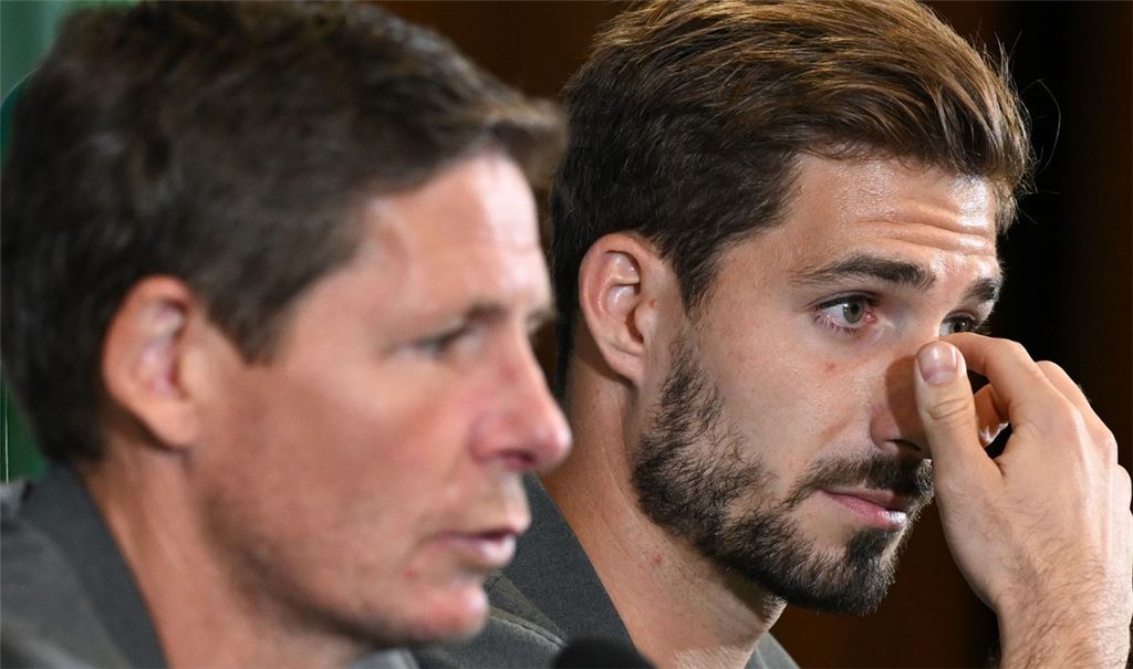 Cheftrainer Oliver Glasner (l) und Torwart Kevin Trapp nehmen an der Pressekonferenz von Eintracht Frankfurt teil.