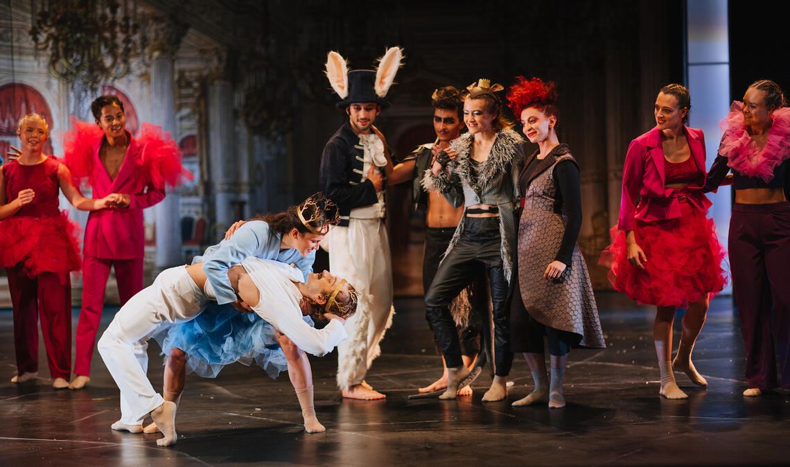 Chelsea DesLauriers und Dominic McAinsh im Vordergrund.Foto: Theater Pforzheim/Andrea D’Aquino