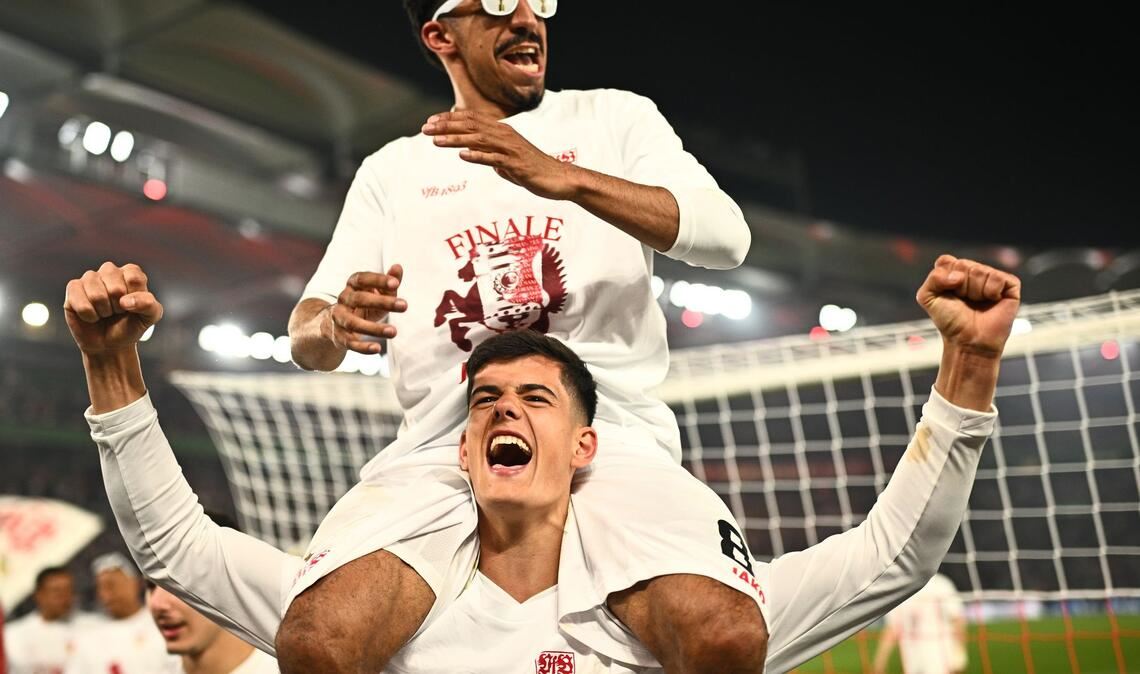 Chema Andres und Tiago Tomas vom VfB Stuttgart feiern nach dem Halbfinale im DFB-Pokal gegen den SC Freiburg den Sieg.