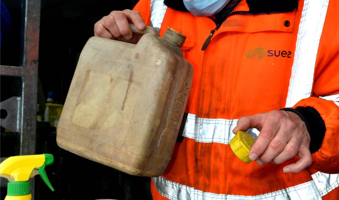 Chemiker Dr. Michael Papenberg muss herausfinden, was sich in einzelnen Behälter...