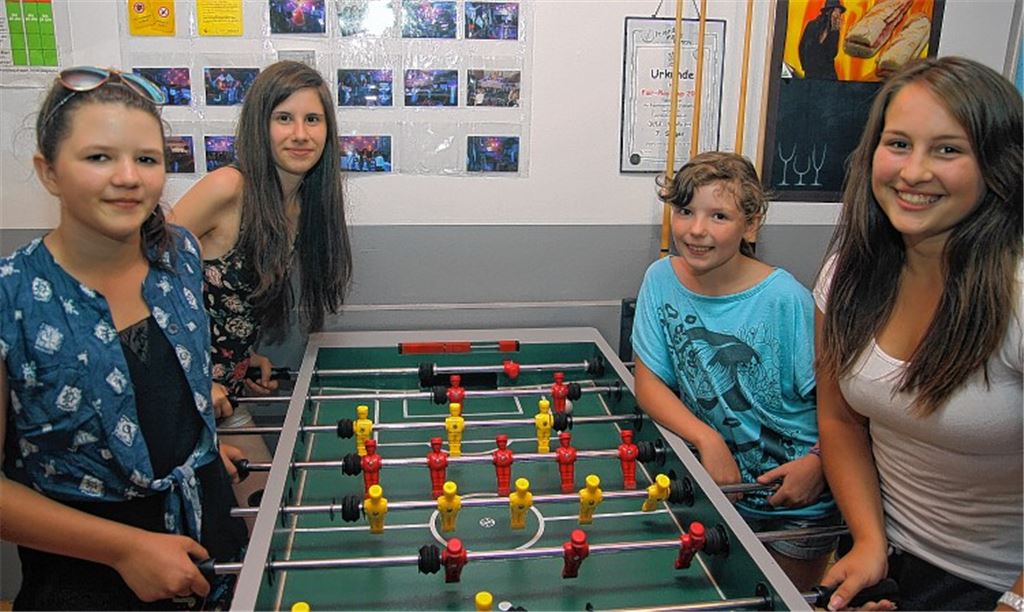 Chiara-Celine Martin, Loukia Goutzeris, Melissa-Melody Martin und Celine Geyer (v. li.) verbringen ihre Freizeit am liebsten im Jugendraum Maulbronn. Foto: Utzenrath