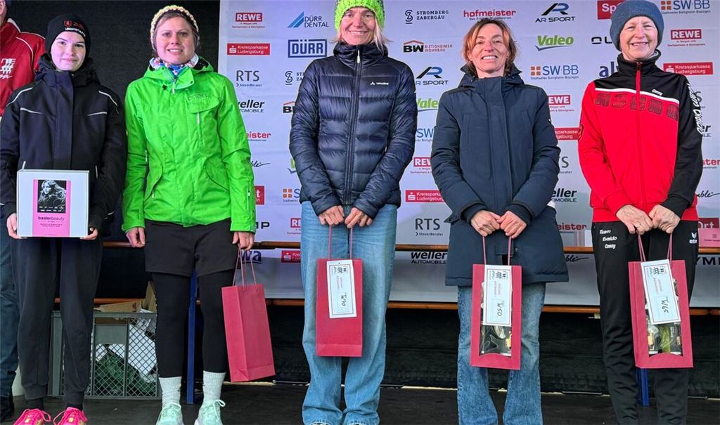 Chiara Heidinger (li.) ist Siegerin in der AK 16, Conny Straub (re.) gewinnt in der AK 65.
