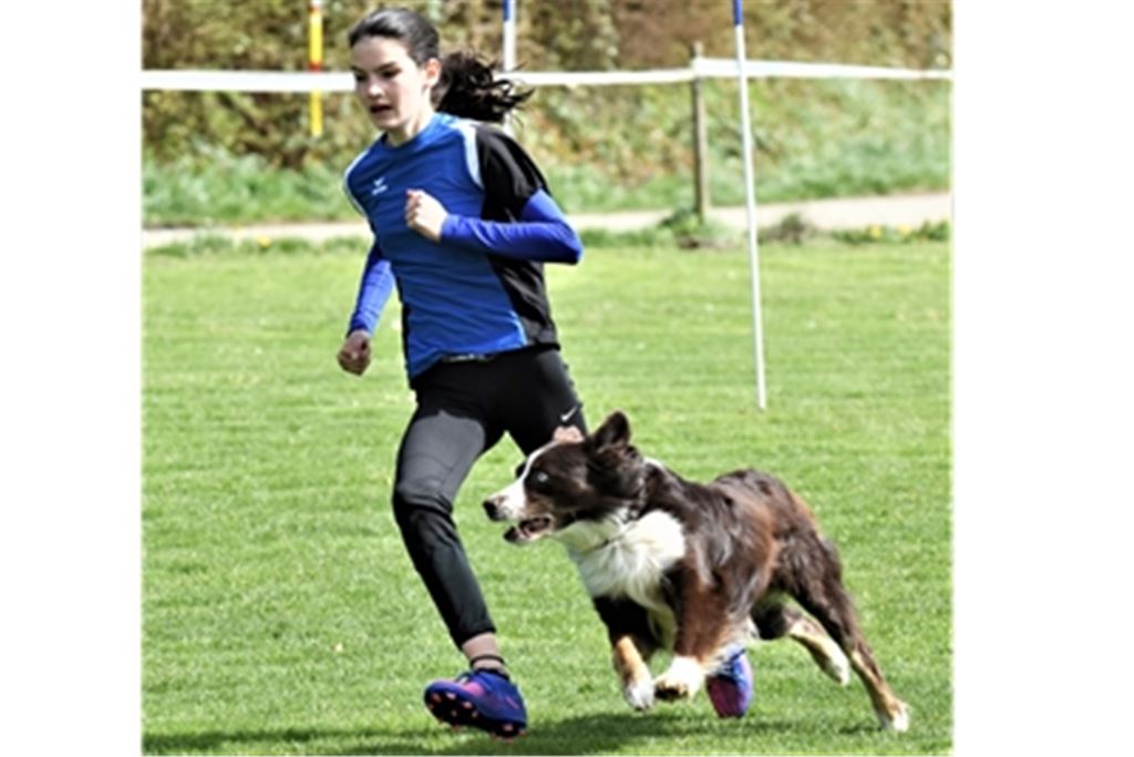 Chiara Heidinger mit Australian Shepherd Coco im Vierkampf in Aktion. Foto: privat
