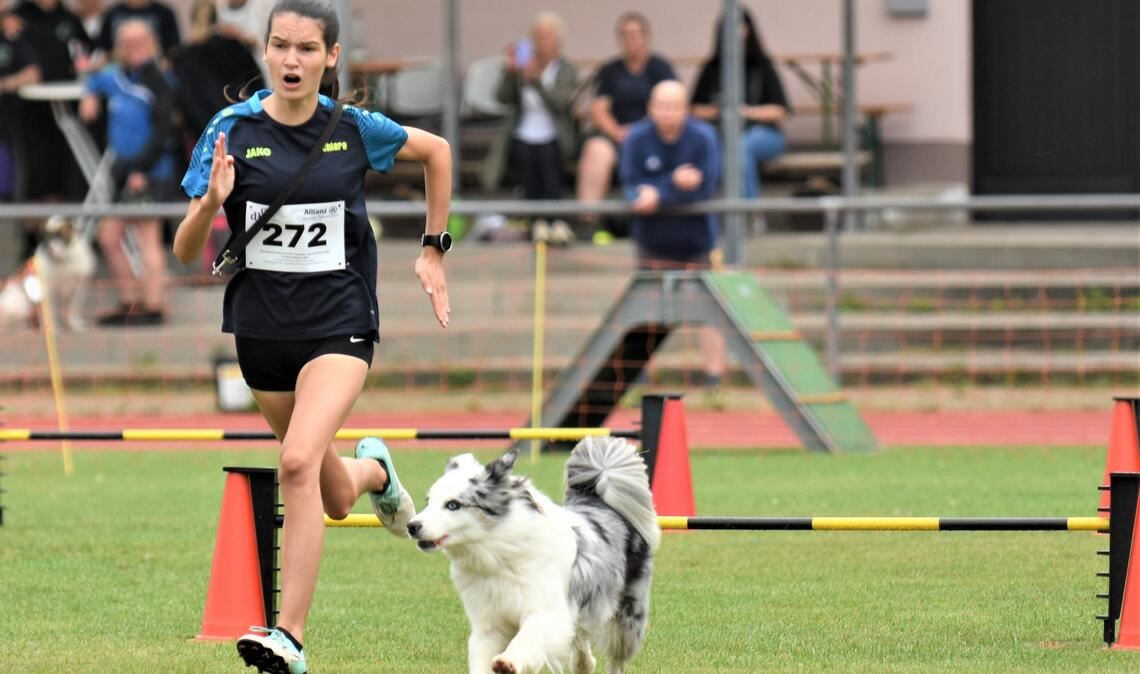 Chiara Heidinger mit ihrer Hündin Coco auf dem Weg zum Sieg.