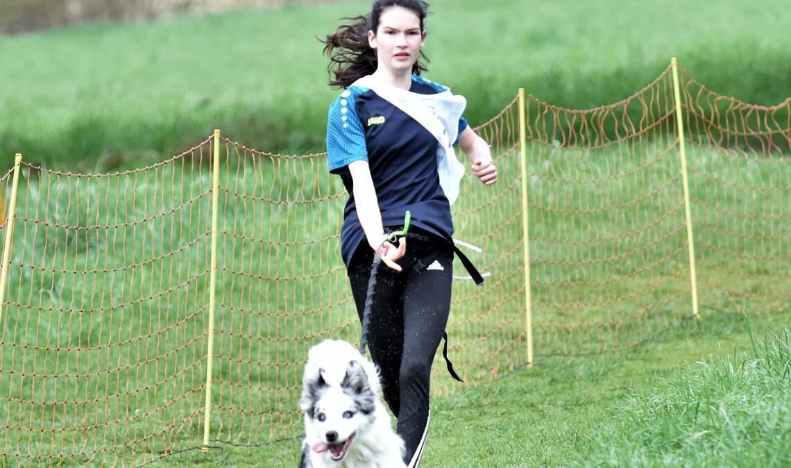 Chiara Heidinger und Coco laufen sicher durch das Ufergelände. Foto: privat