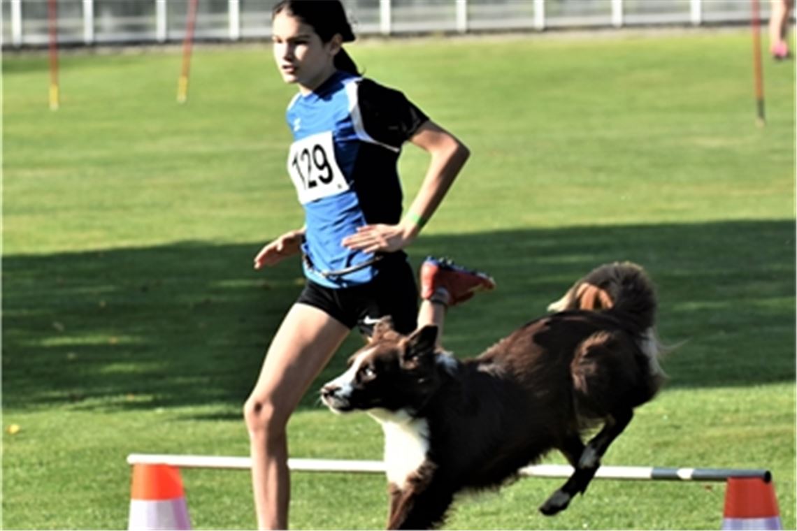 Chiara Heidinger vom HSV Mühlacker – hier im Hürdenlauf des Vierkampfs – liefert mit dem Australian Shepherd Linus eine starke Vorstellung ab. Foto: Albrecht Heidinger