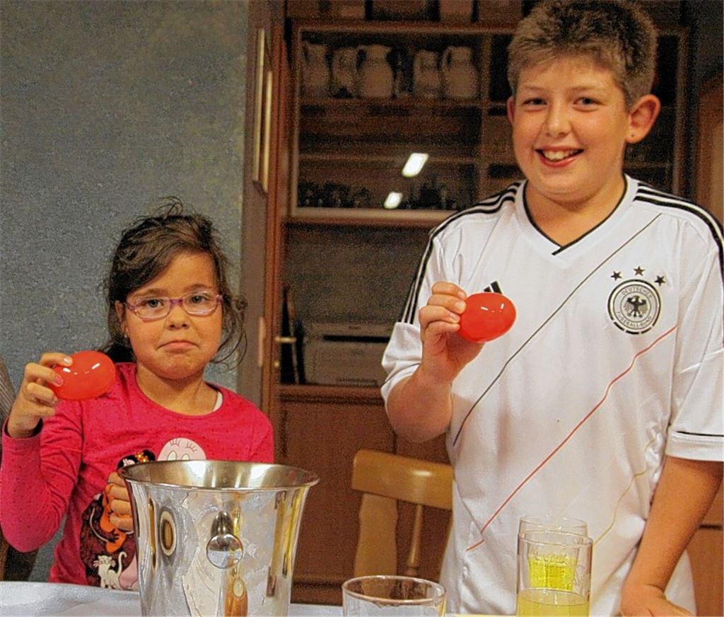 Chiara de Sousa und Colin Mitschelen fungieren als Glücksbringer und ziehen die Lose aus dem Topf. Foto: Eigner