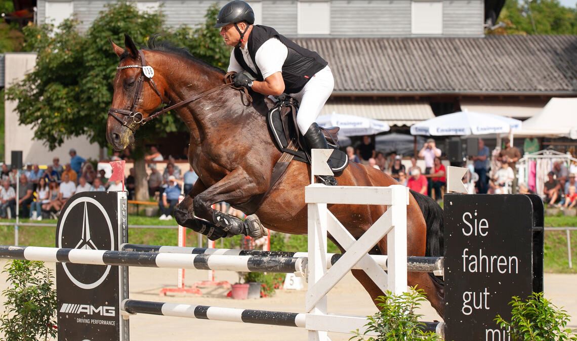 Chilli Pepper und Wolfgang Schmidt, Kaiserslautern, siegten im S-Springen. Foto: Fotomoment