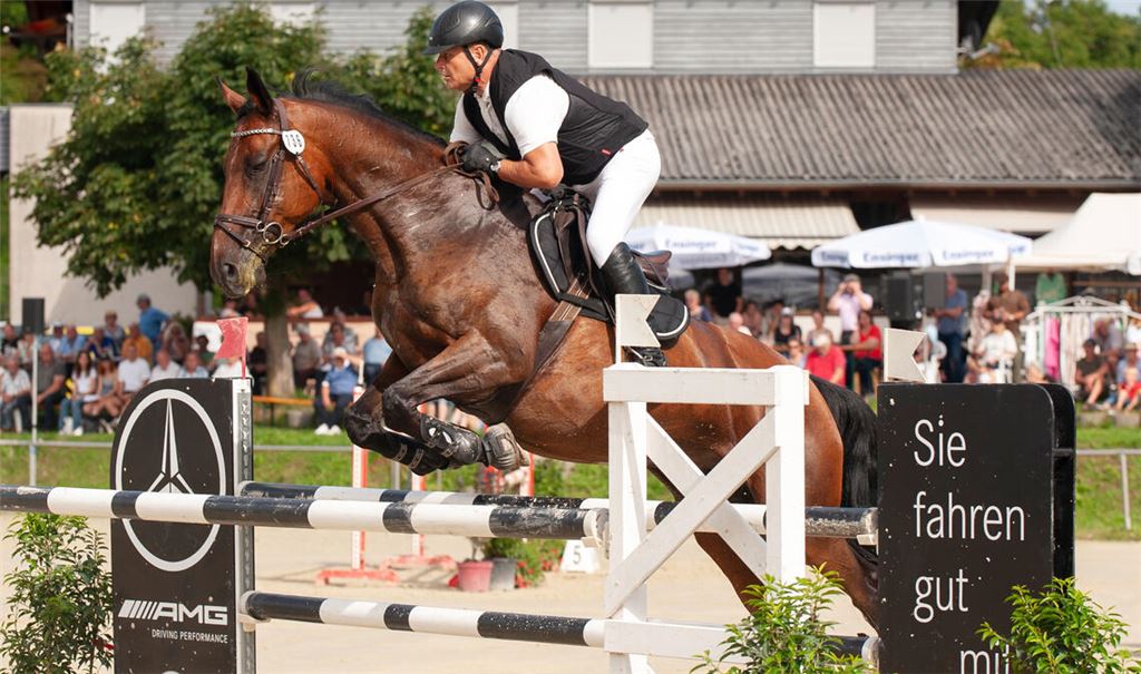 Chilli Pepper und Wolfgang Schmidt, Kaiserslautern, siegten im S-Springen. Foto: Fotomoment