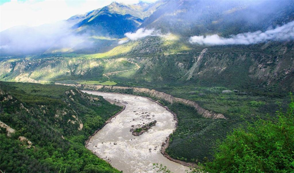 China baut in Tibet den gigantischen Mutuo-Staudamm – dreimal so groß wie der Drei-Schluchten-Damm. Während Peking Klimaschutz verspricht, warnen Kritiker vor Vertreibung, Umweltschäden und geopolitischen Risiken.