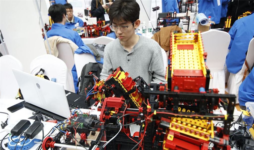 China setzt auf praxisnahe Ausbildung - auch mit Hilfe von Fischertechnik.