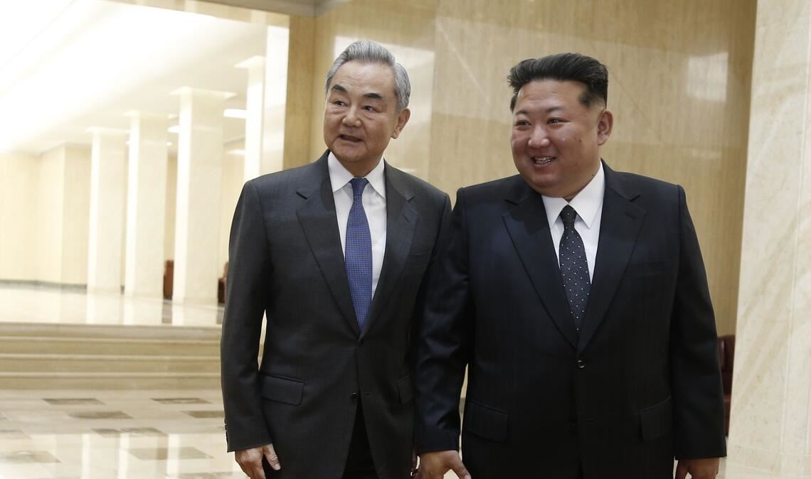 Chinas Außenminister Wang Yi (l) ist erstmals seit sechs Jahren nach Nordkorea reist - und traf dort auf Machthaber Kim Jong Un.