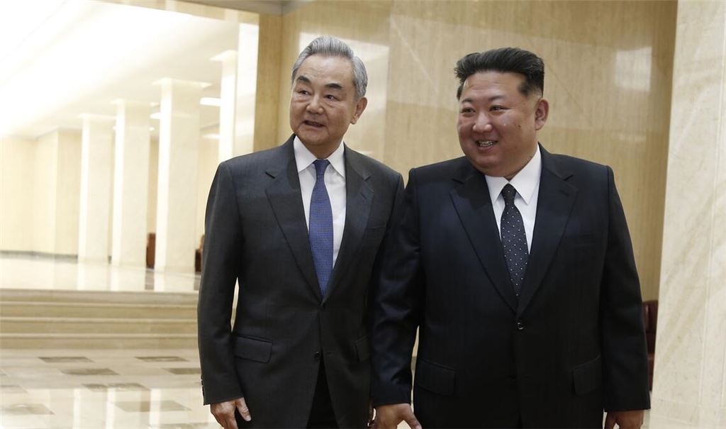 Chinas Außenminister Wang Yi (l) ist erstmals seit sechs Jahren nach Nordkorea reist - und traf dort auf Machthaber Kim Jong Un.