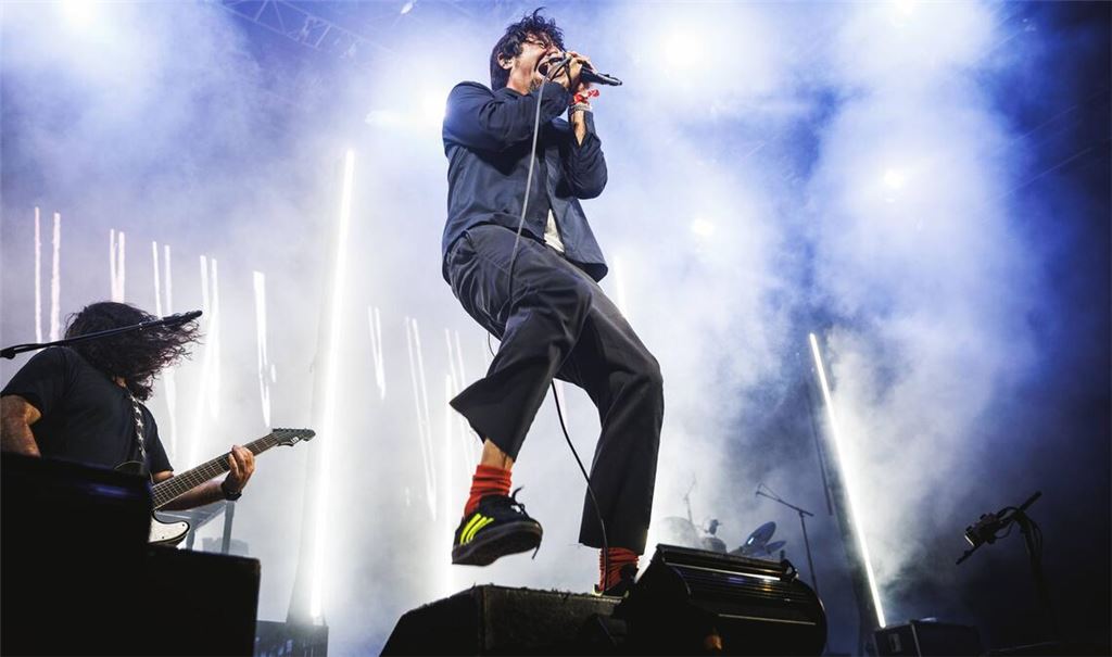 Chino Moreno von den Deftones, hier 2025 beim Roskilde Festival. Beim Konzert am Montag in Stuttgart haben wir auf Fotos verzichtet, weil die Vertragsbedingungen nicht akzeptabel waren.