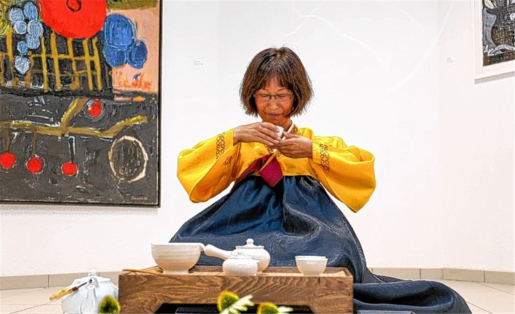 Chong-Im Neukamm zelebriert im Mühlehof eine südkoreanische Teezeremonie. Foto: Hansen