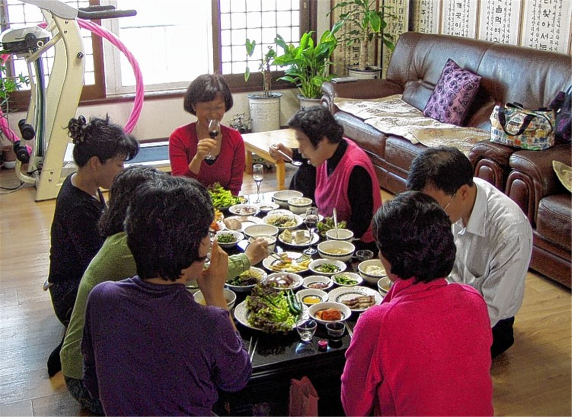 Chong-Im Neukamm zu Besuch bei der Familie in Masan und in ihrer neuen Heimat Lomersheim: Auf der Karte zeigt sie, wo – im Süden Südkoreas – ihre Mutter und ihre Geschwister leben.