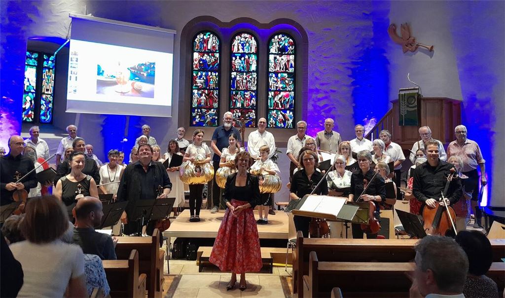 Chor, Orchester und Dirigentin freuen sich über die Beifallsstürme. Foto: Filitz