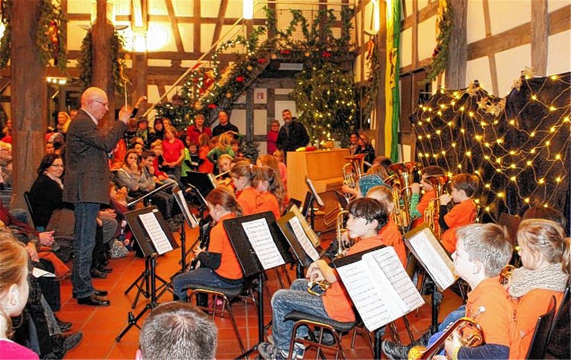 Chor und Bläserklasse der Henri-Arnaud-Schule tragen zum Programm bei.