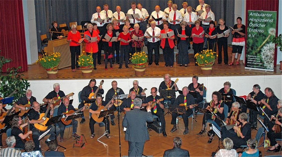 Chor und Mandolinenorchester ergänzen sich musikalisch. Foto: Filitz