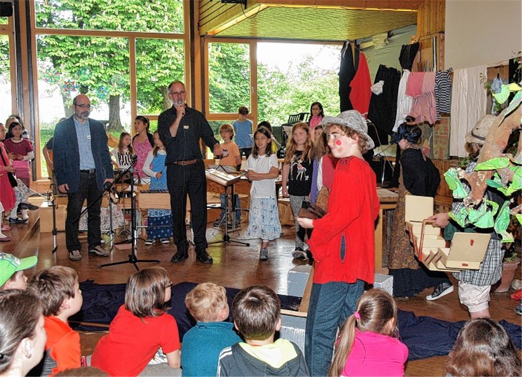 Chor und Orff-Gruppe unter der Leitung von Peter Krüger setzen Max und Moritz in Szene.